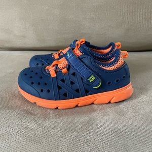 Boys Toddler size 8 Blue Stride Rite Made 2 Play water shoes.